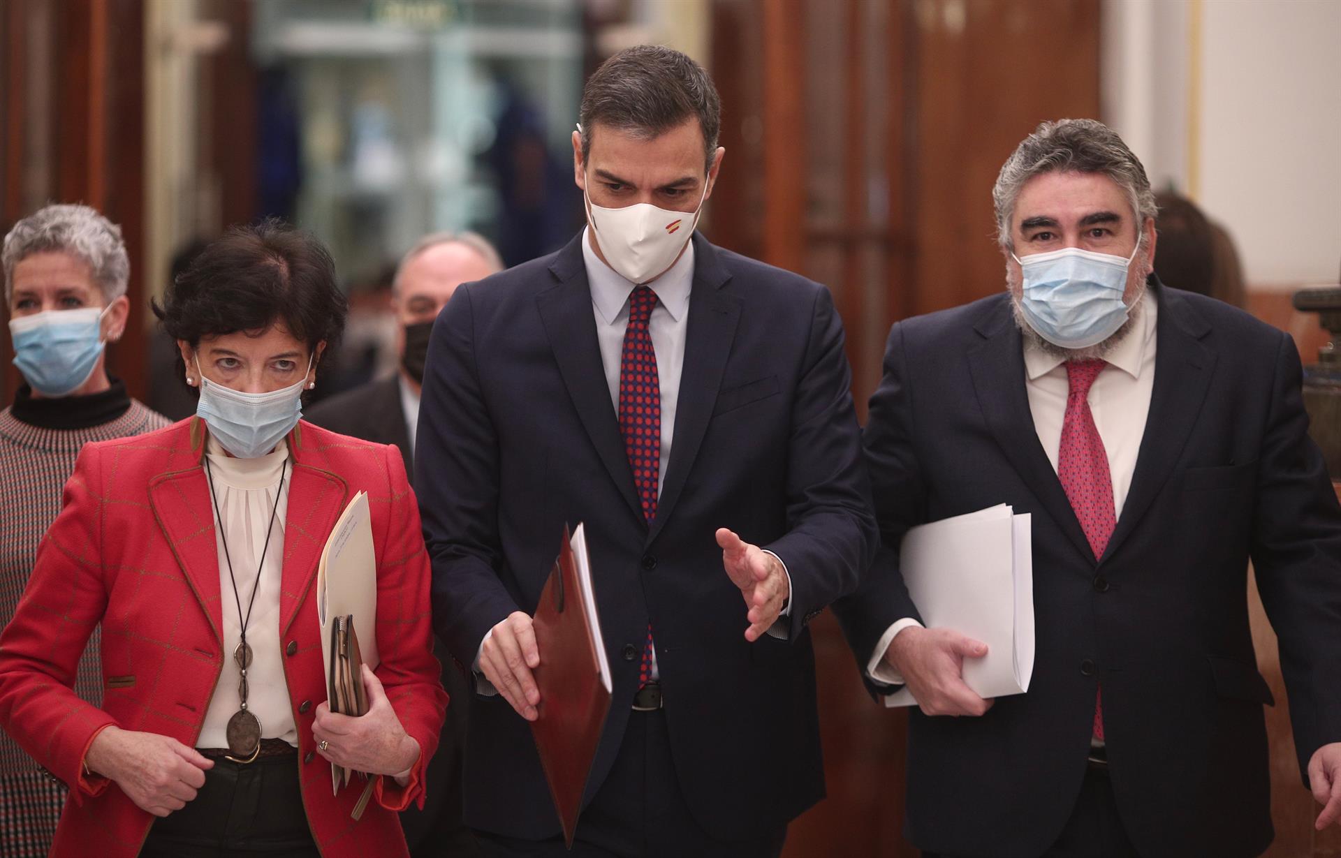 La ministra de Educación , Isabel Celaá; el presidente del Gobierno, Pedro Sánchez; y el ministro de Cultura, José Manuel Rodríguez Uribes - Foto: E. PARRA (EP) - 