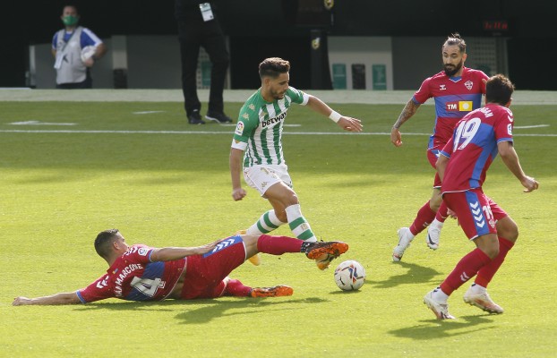 El Elche se desangra por las bandas en Sevilla
