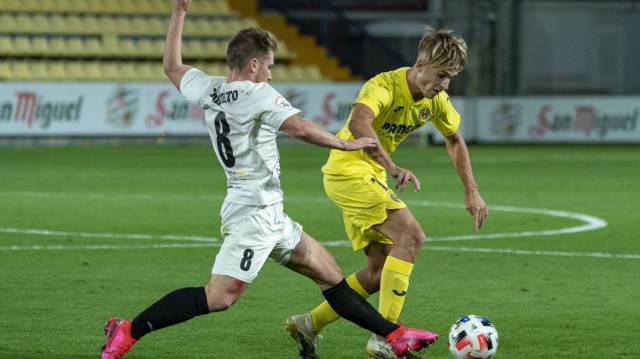 El Villarreal B logra su primera victoria tras remontar con uno menos ante La Nucía