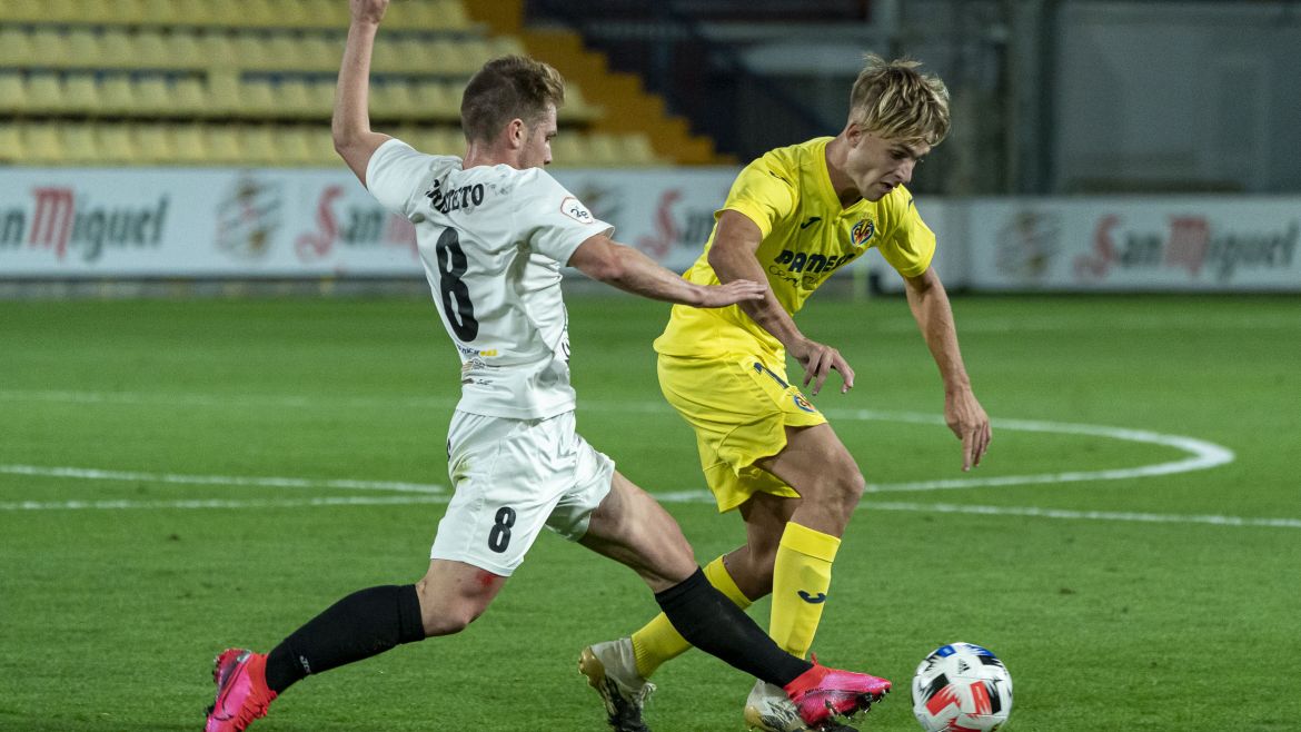 El Villarreal B logra su primera victoria tras remontar con uno menos ante La Nucía