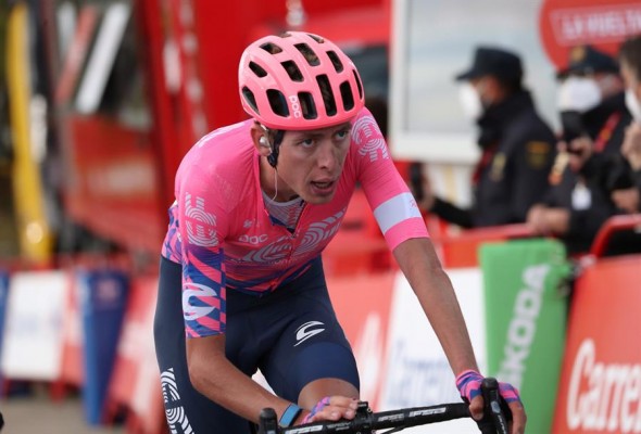 Carthy reina en el Angliru y Carapaz recupera la roja
