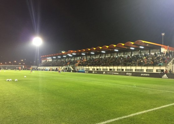 La afición arropa a Neville en su primer día en Paterna