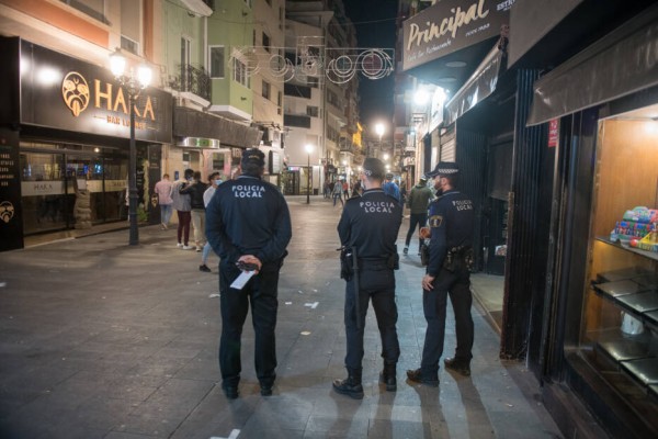 La Policía de Alicante disuelve trece fiestas y tres botellones en Halloween
