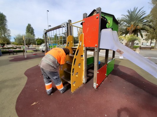 	Benicàssim inicia un plan de pintado de las áreas de juegos infantiles municipales