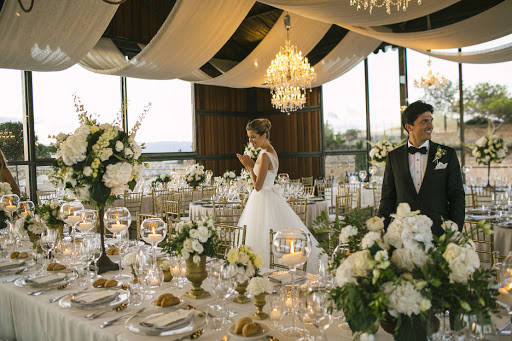 Ferias y digitalización para impulsar los trajes de boda tras caer un 70% las ventas
