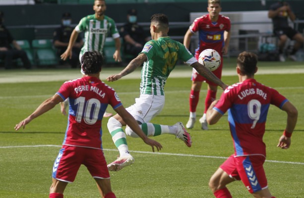 Sanabria y Tello ponen un 2-0 al descanso para un Betis muy superior al Elche
