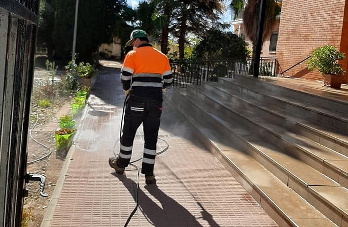 Nules desinfecta las vías públicas ante el aumento de contagios por covid-19