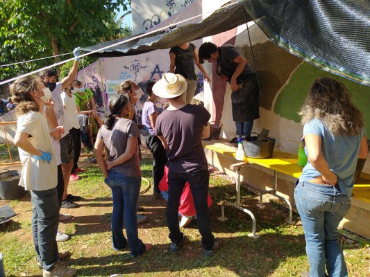 'Construint i Alimentant Alternatives' elabora un mural con materiales sostenibles en Rafalafena 