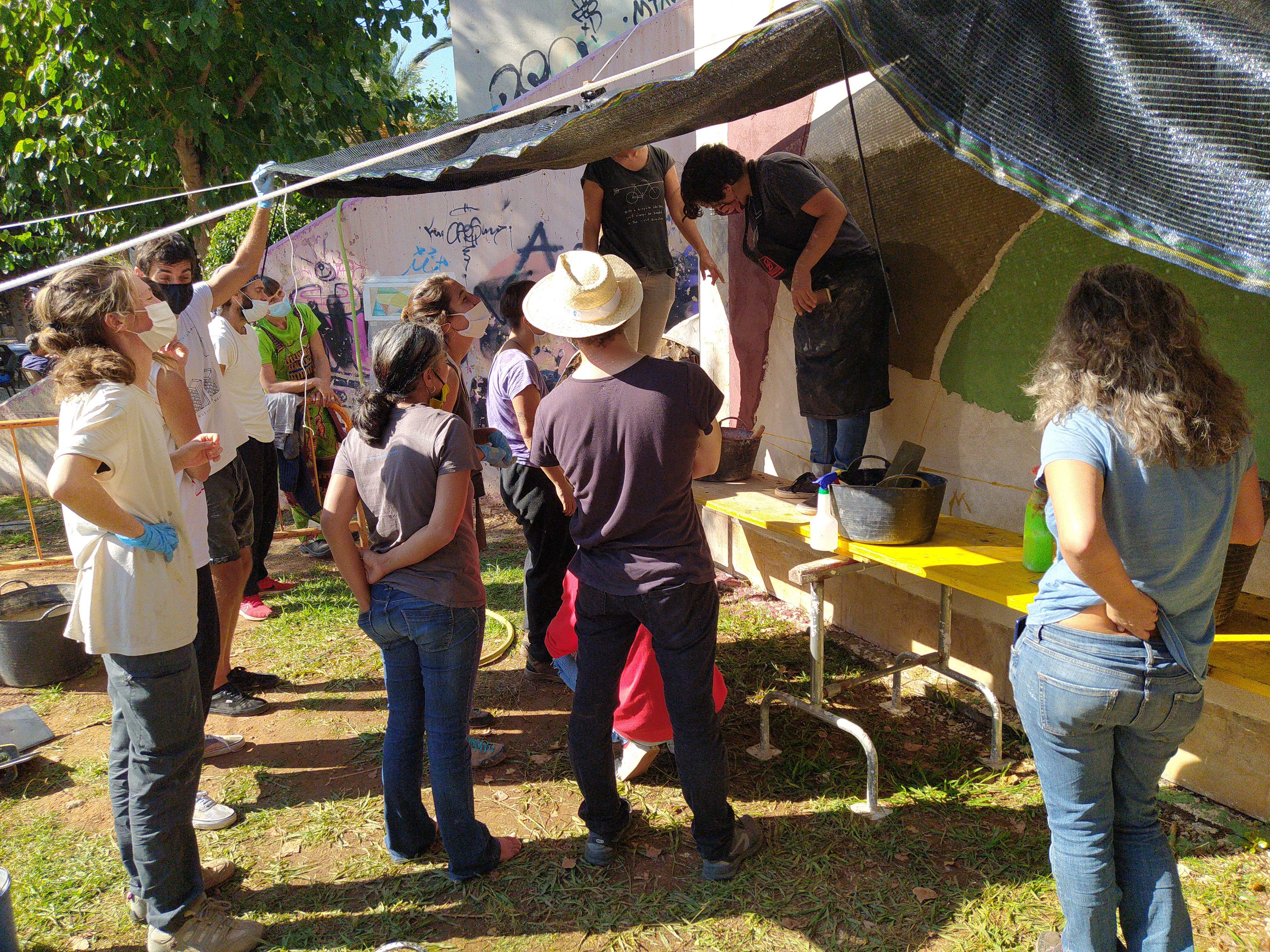 'Construint i Alimentant Alternatives' elabora un mural con materiales sostenibles en Rafalafena 