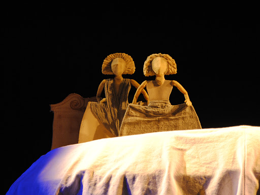 Unas marionetas convertidas en Las Meninas suben el telón de la Fundació Caixa Castelló