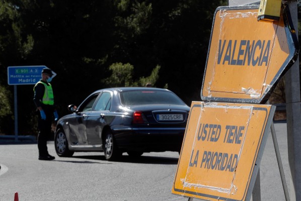 Controles policiales, papeles preparados y despistes al inicio del cierre perimetral valenciano