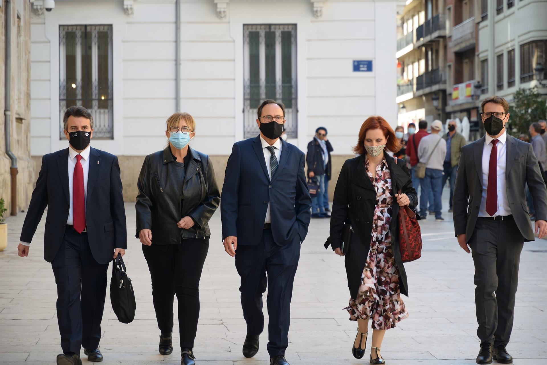 El conseller de Hacienda y su equipo, antes de presentar las cuentas en Les Corts. FOTO: EUROPA PRESS - 