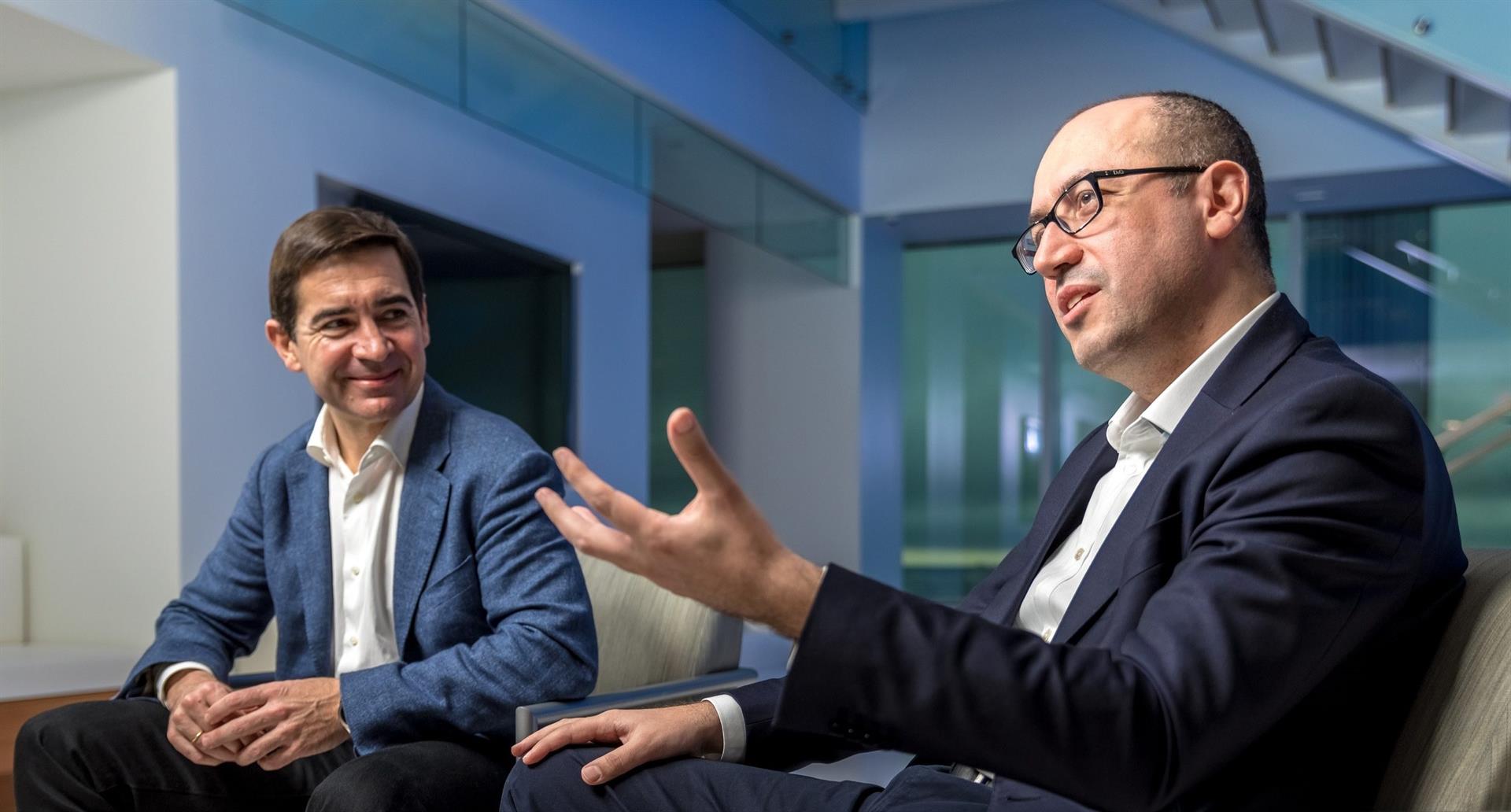 Onur Genç junto a Carlos Torres Vila  - 