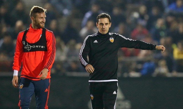 Mustafi completa el primer entrenamiento sobre el 'verde' de Gary Neville