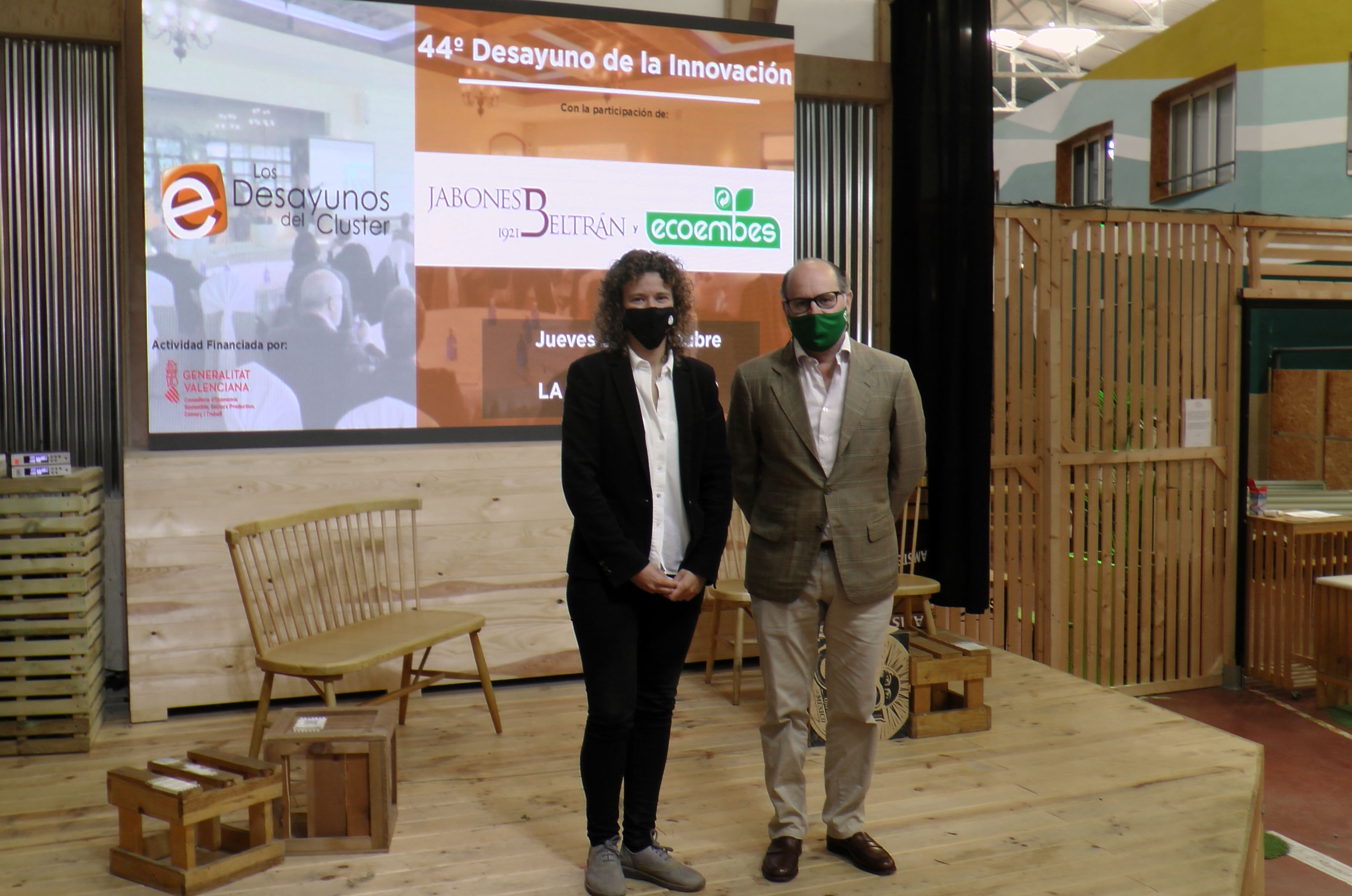 La responsable de Jabones Beltrán, Iris Beltrán, junto al presidente del Clúster de Innovación en Envase y Embalaje, José Orbe. - 