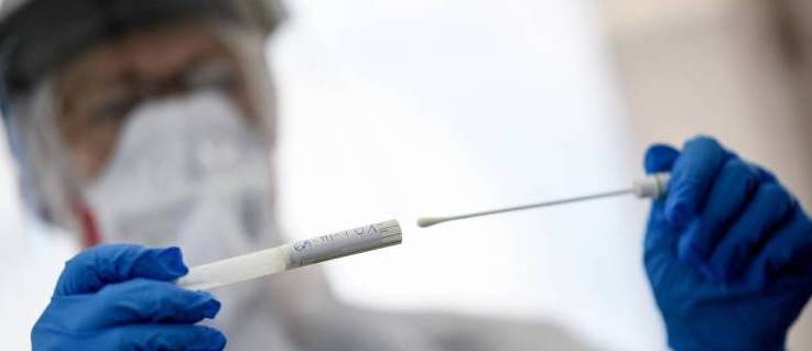 Un laboratorio de Castelló retira dos cajas de test de antígenos tras decenas de positivos sospechosos