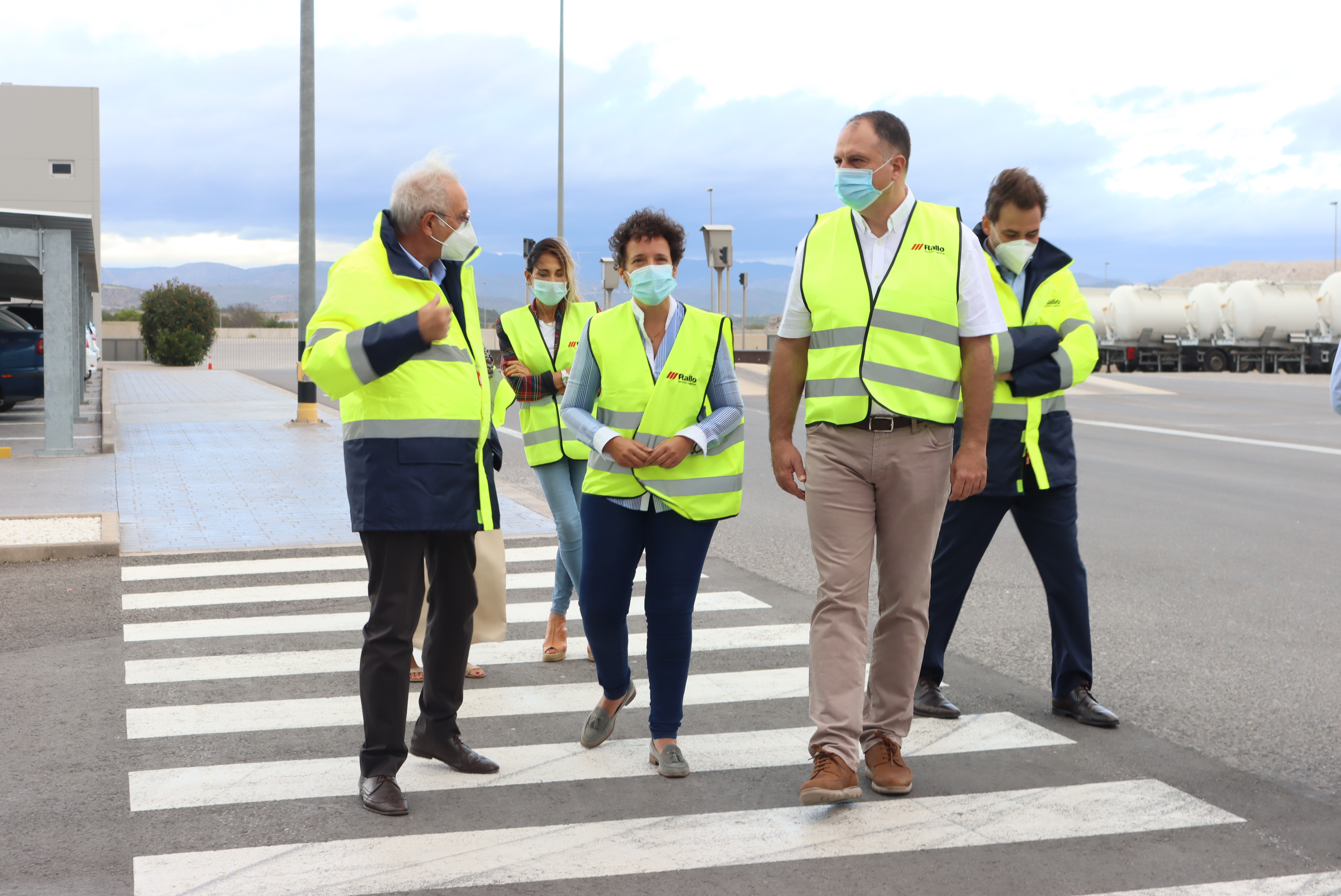 La alcaldesa de Onda, Carmina Ballester, junto al concejal de Hacienda, Salvador Aguilella, durante su reciente visita al Aeropuerto de Castellón. - 
