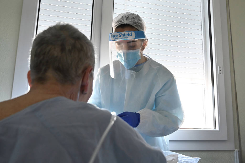 La covid deja tres muertos más y los hospitales temen un gran repunte de casos en unos días
