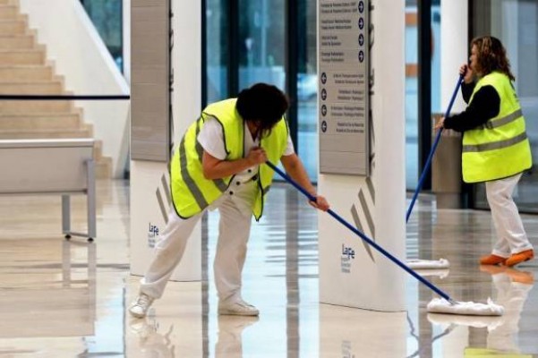 Acciona, Clece, ISS y Eulen optan al contrato de limpieza de los hospitales valencianos