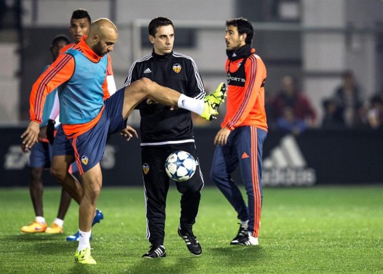 Neville ensaya con Parejo de '5' y con Mustafi y Abdennour en la zaga