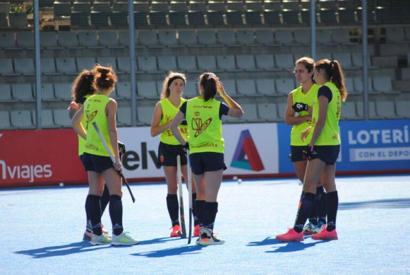 Las RedSticks abandonan València en grupos por destinos tras el positivo de una jugadora