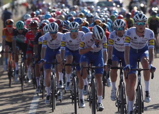 Carapaz mantiene la roja tras el doblete de Sam Bennett en Aguilar de Campoo