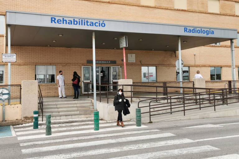 El Hospital General veta las visitas tras varios positivos que obligan a confinar a sanitarios