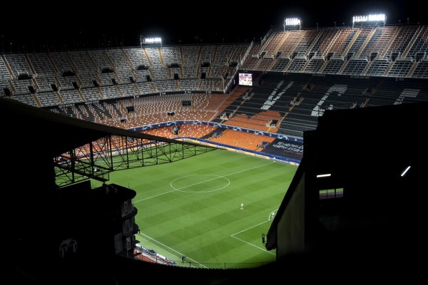 Sanidad y CCAA acuerdan prohibir el público en competiciones internacionales de fútbol en España