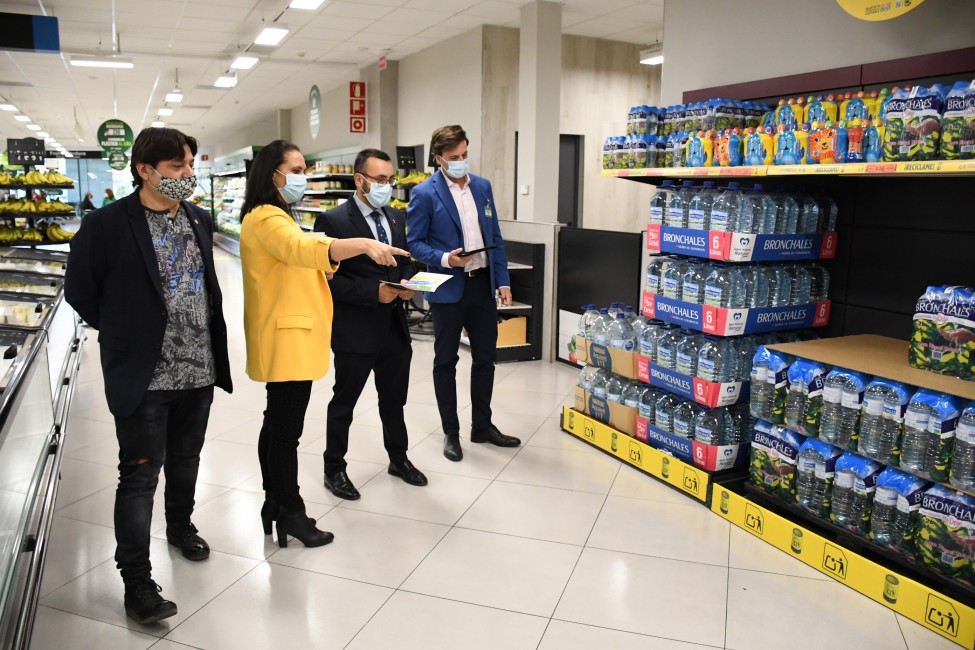 Visitas de las autoridades municipales y responsables institucionales de Mercadona al supermercado radicado en la carretera de Onda. - 