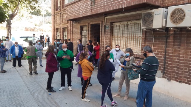 Las tres familias que iban a desahuciar en Orihuela exigen un alquiler social a la entidad bancaria propietaria 