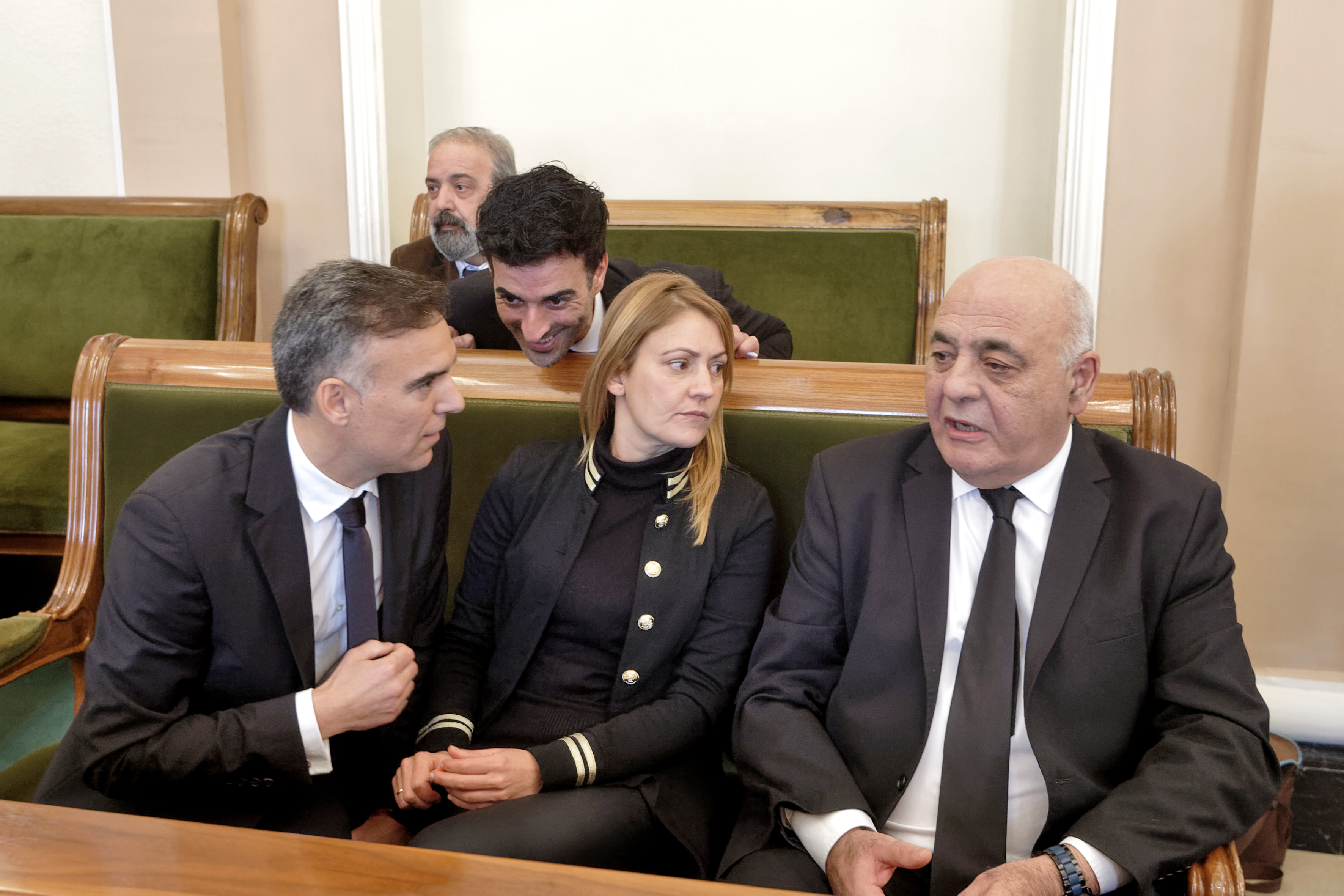 Los cuatro concejales de Ciudadanos, hablando antes de empezar un pleno. Foto: Antonio Pradas - 