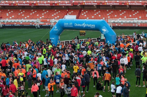 La I Volta a Peu Fundación Valencia CF ofrece la llegada más espectacular en el Campo de Mestalla

