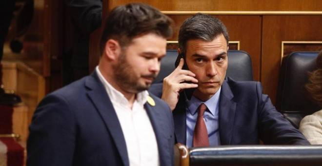 Pedro Sánchez mira a Gabriel Rufián (ERC) en el Congreso. Foto: ARCHIVO (EFE) - 