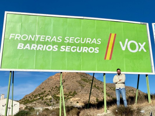 Vox vuelve a la carga con las vallas, esta vez contra la inmigración ilegal: 