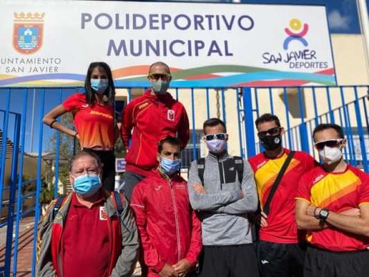 López Nicolás, Bermúdez e Iván López, con el equipo nacional de marcha en Los Alcázares