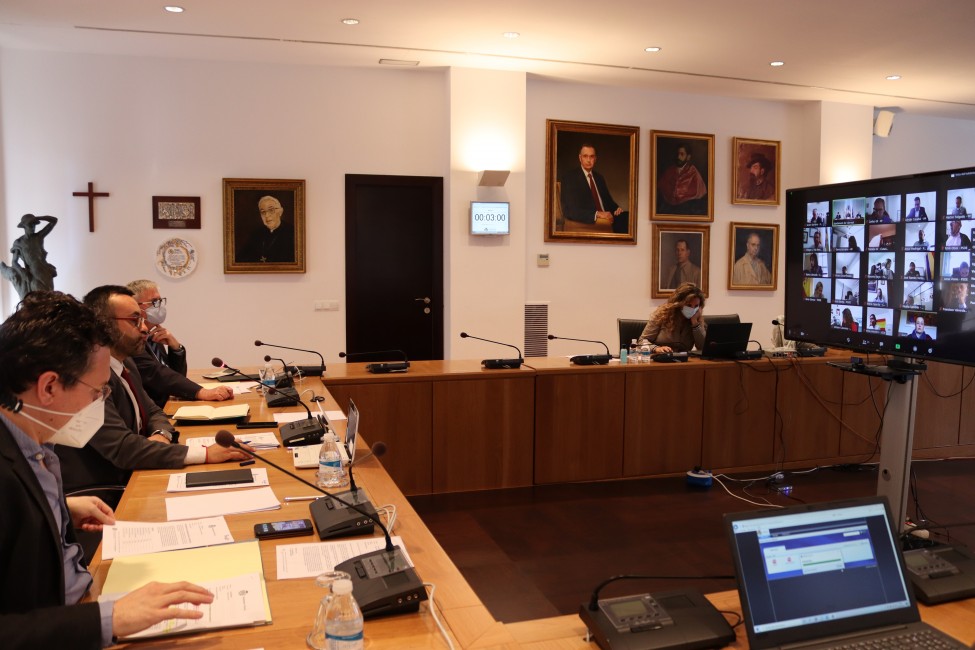 Un momento del pleno desarrollado este martes en Vila-real y que ha supuesto el estreno de Ramón López (i) como nuevo secretario municipal.  - 
