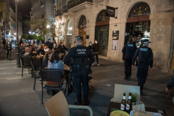 La hostelería de Alicante anticipa las cenas por el toque de queda y pide adelantar el cierre comercial 