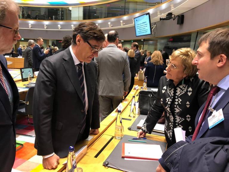  El ministro de Sanidad, Salvador Illa, y la consellera, Ana Barceló, juntos en un acto en Bruselas. Foto: GVA  - 