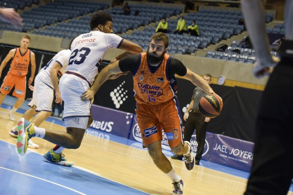 La última mano de Dubljevic da el triunfo a Valencia Basket ante un exigente Obradoiro
