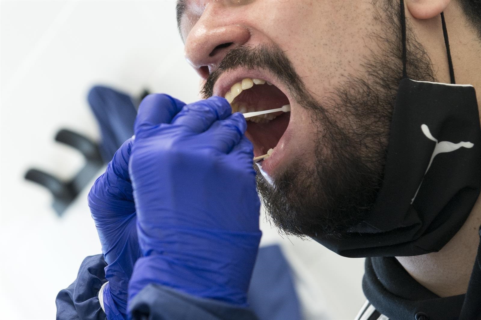 Un paciente se somete a la extracción de una muestra para la prueba PCR. Foto: GLÒRIA SÁNCHEZ - EUROPA PRESS - 
