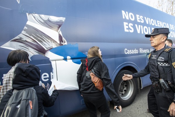 Abren juicio a las activistas que atacaron el bus de Hazte Oír en Valencia 