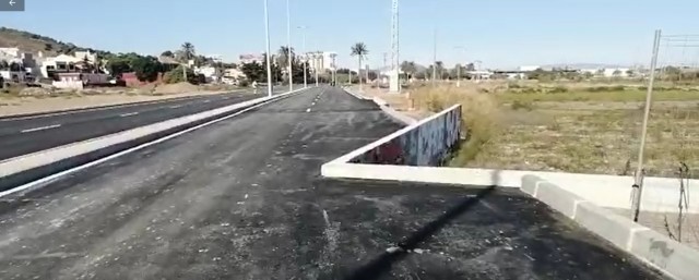La falta de acuerdo en la venta de los terrenos da lugar a la carretera del 'pico esquina' en Cartagena