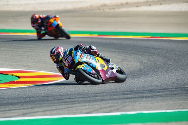 Sam Lowes suma su tercera victoria seguida y es líder en Moto2