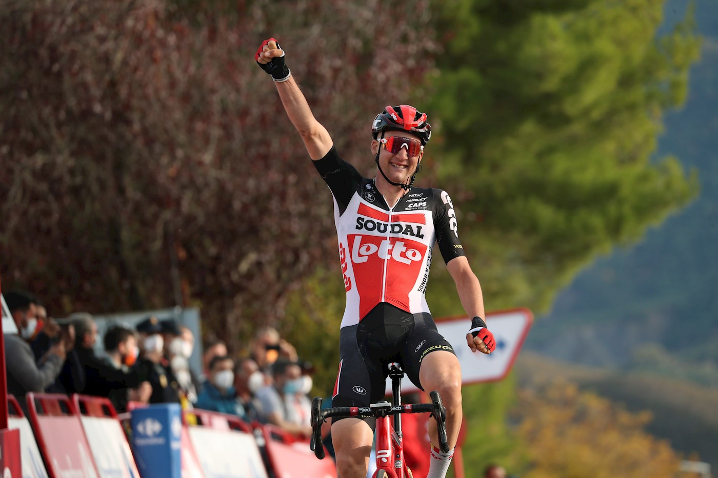 El belga Tim Wellens triunfa en la primera fuga y Roglic mantiene el rojo
