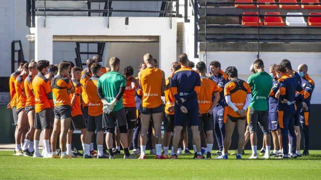 El Valencia CF apoya a Javi Gracia de manera pública tras la derrota