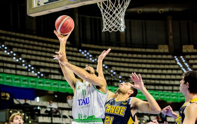El TAU Castelló se exhibe ante el Real Canoe y confirma su gran arranque de temporada (92-63)