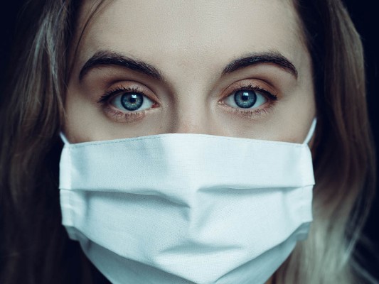 Las personas con mascarillas parecen más guapas, según la Universidad de Pensilvania
