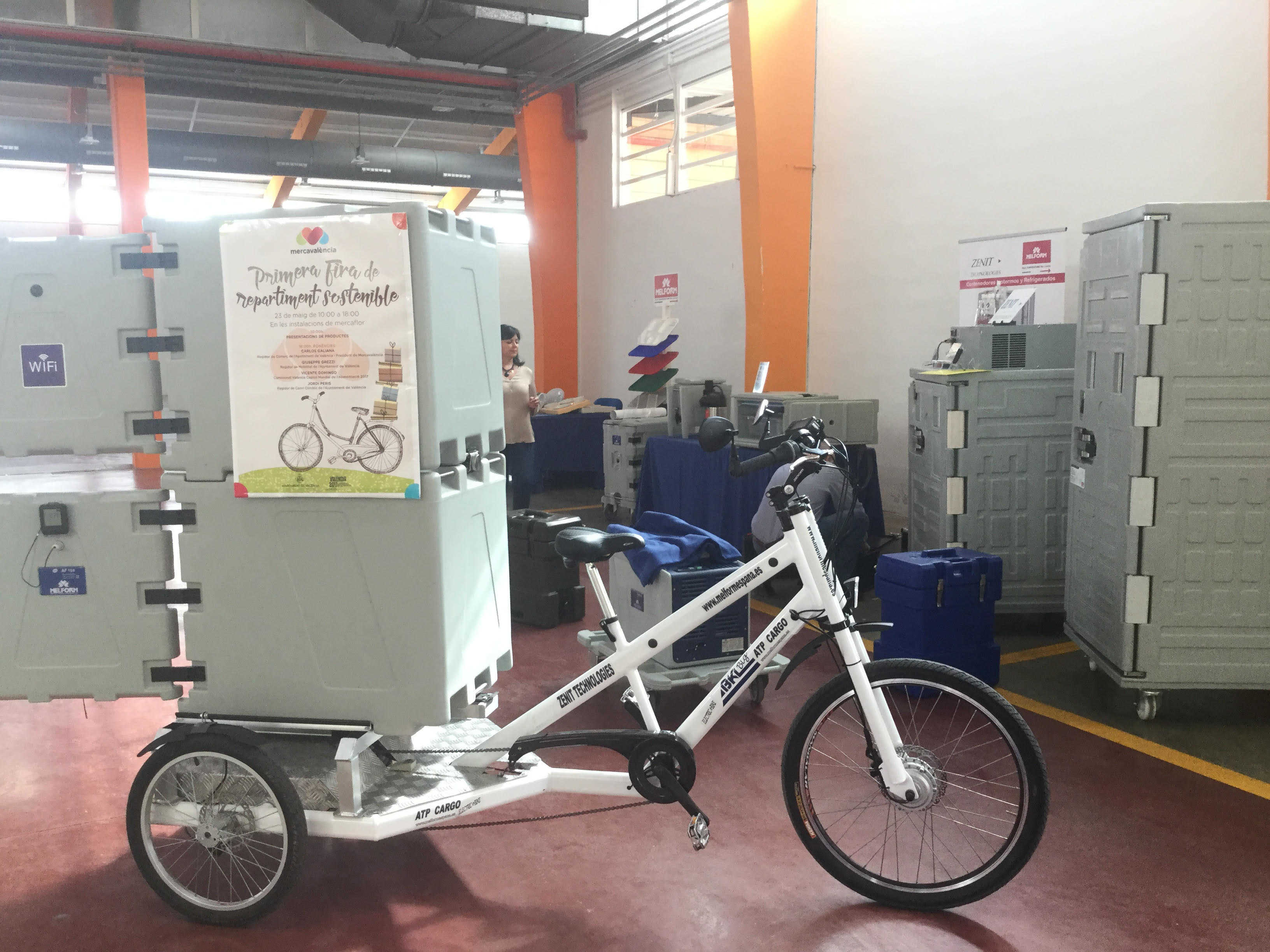 Una bicicleta de reparto, nuevo modelo de transporte sostenible. - 