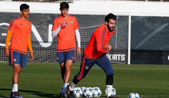 Negredo, Mustafi y Fuego vuelven a la lista para el duelo contra el Lyon