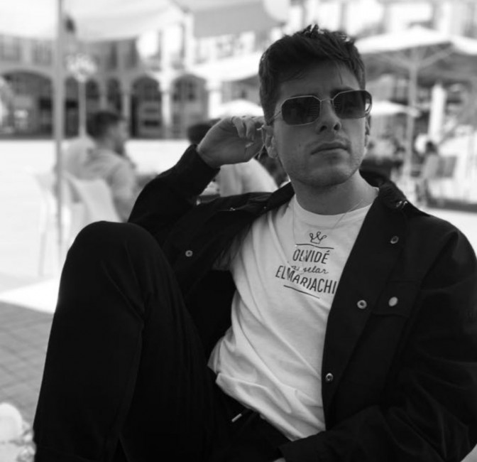 Víctor Santos, el eldense autor del libro 'Encerrada con los García'. - 